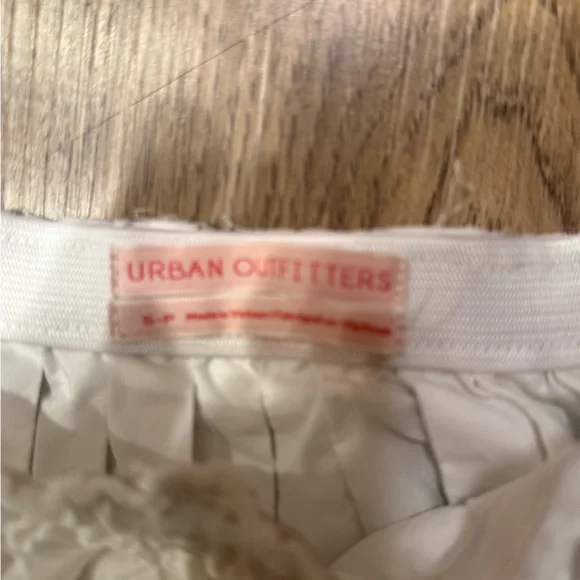 Urban Outfitters White 
cargo pleated mini skirt size S - Picture 4 of 4